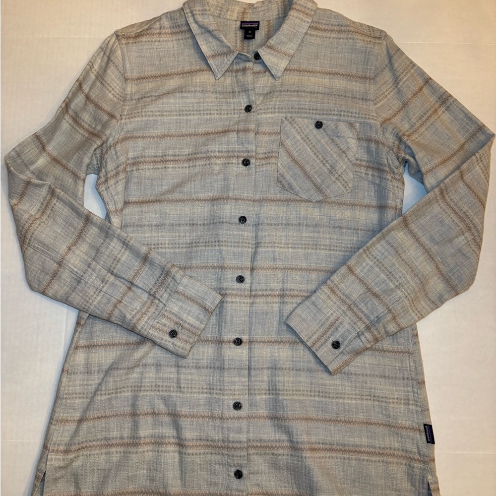Patagonia women’s size medium tan and gray Plaid Button-Up Shirt